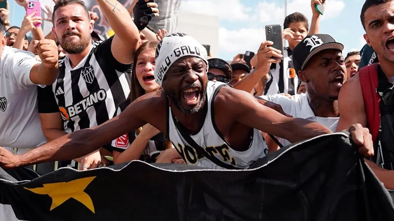 Torcida do Atlético faz festa no embarque dos jogadores para a final da Libertadores