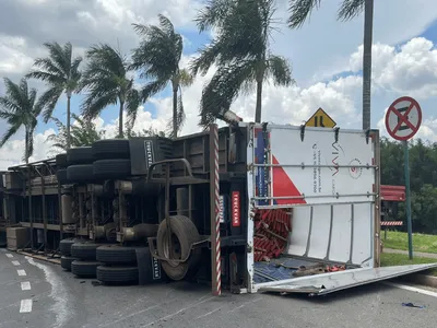 Carreta com 21 toneladas de estruturas metálicas tomba em Campinas