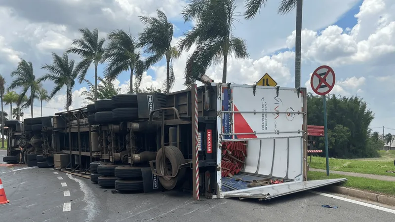 Carreta com 21 toneladas de estruturas metálicas tomba em Campinas