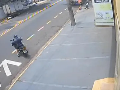 VÍDEO: caminhonete desgovernada atinge motocicletas em avenida de Prudente