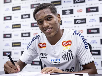 Santos renova o contrato do lateral Souza, considerado a nova joia da Vila