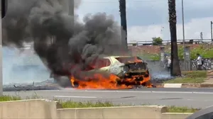 Carro de transporte por aplicativo pega fogo em Campinas