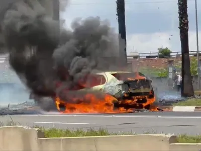 Carro de transporte por aplicativo pega fogo em Campinas