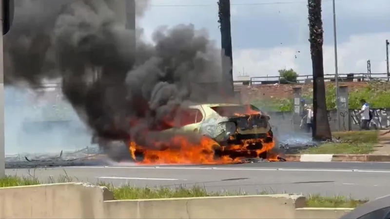 Carro de transporte por aplicativo pega fogo em Campinas