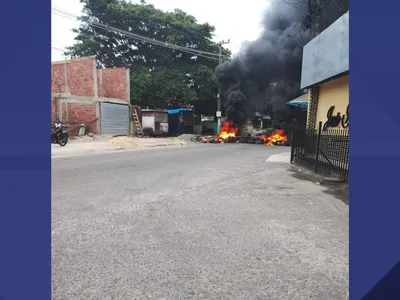 Ônibus são sequestrados e barricadas são incendiadas em Costa Barros