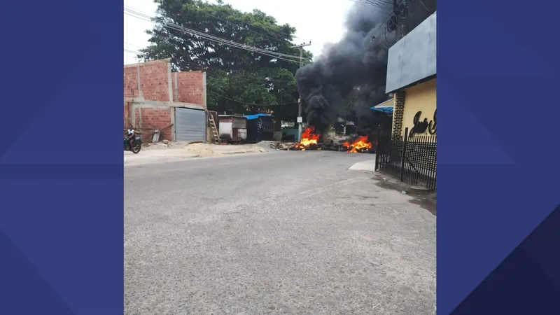 Ônibus são sequestrados e barricadas são incendiadas em Costa Barros