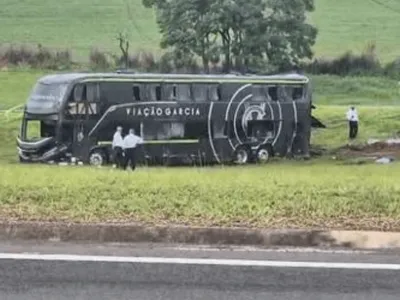 Ônibus com 32 passageiros tomba na região de Itatinga