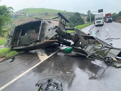 Colisão envolvendo carreta do Exército interdita Rodovia Presidente Dutra em Guaratinguetá