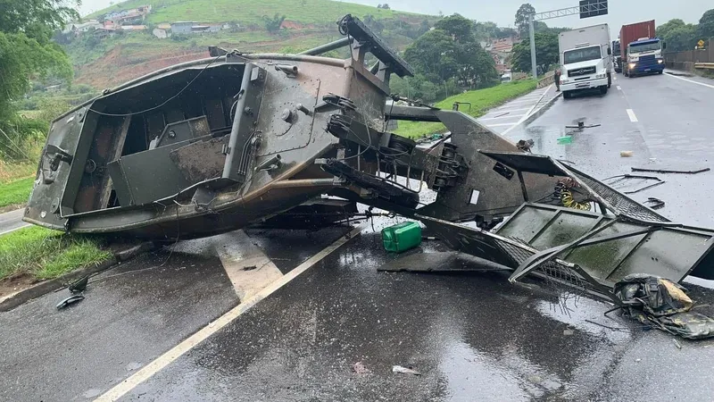 Colisão envolvendo carreta do Exército interdita Rodovia Presidente Dutra em Guaratinguetá