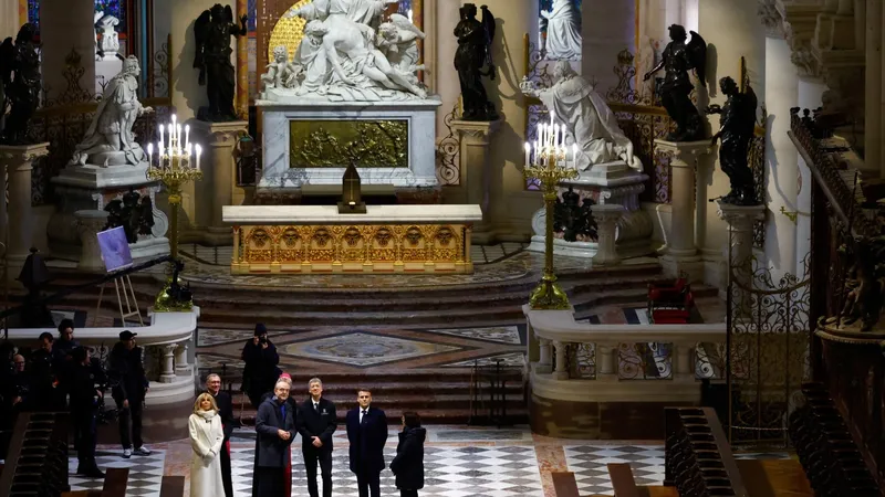 Macron visita Catedral de Notre-Dame às vésperas da reabertura; veja fotos