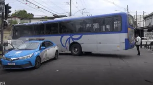 Três ônibus e um caminhão são usados para fechar avenida na Pavuna