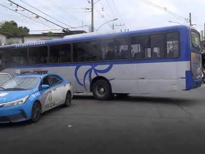 Três ônibus e um caminhão são usados para fechar avenida na Pavuna