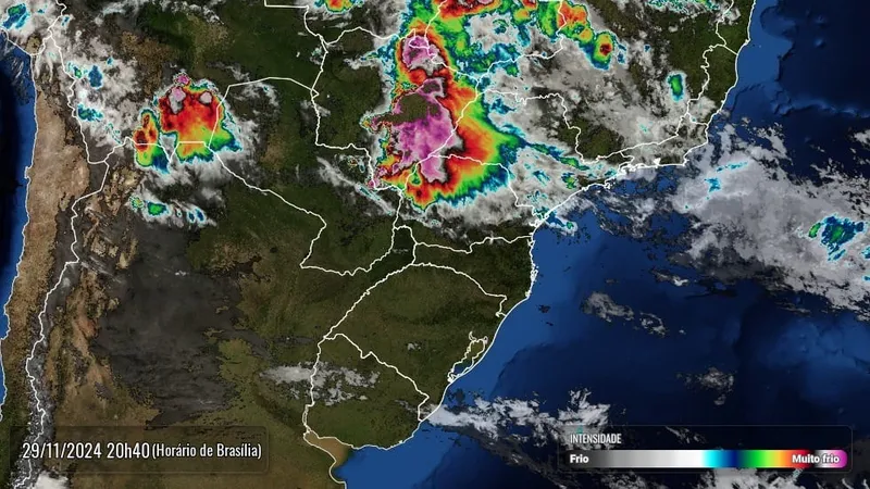 Chuva causa estragos em mais de 20 bairros de Curitiba