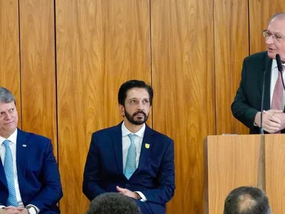 Em evento com Tarcísio e Nunes, Alckmin manda recados no discurso: 'É bonita a democracia'