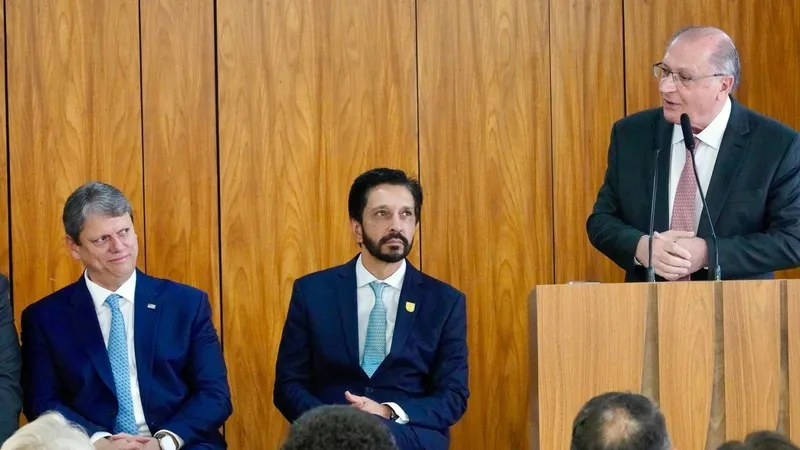 Em evento com Tarcísio e Nunes, Alckmin manda recados no discurso: 'É bonita a democracia'