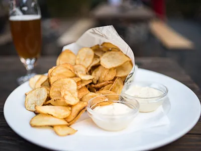 Chips de casca de mandioquinha é o aperitivo que o Fogaça prepara sempre; aprenda