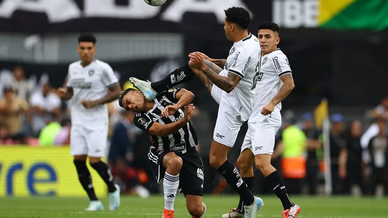 Gregore é expulso com 30 segundos de jogo na final entre Botafogo e Atlético-MG; veja o lance