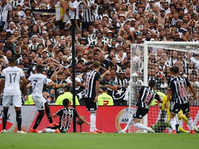 Botafogo encerra 30 anos de sofrimento, bate o Atlético-MG e é campeão da Libertadores