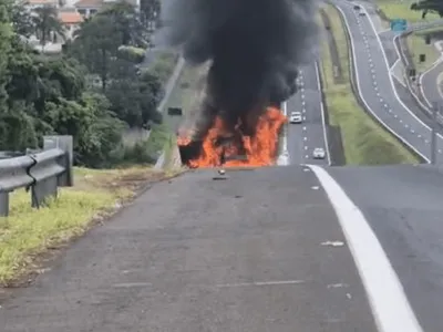 VÍDEO: caminhonete tem pane elétrica e pega fogo na região de Bauru