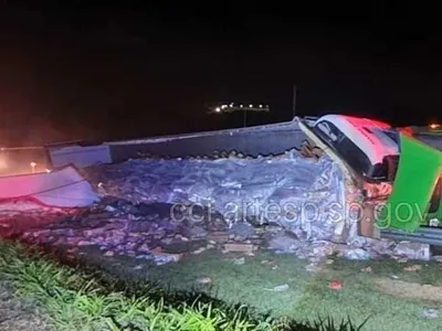 Caminhão carregado com frango tomba na região de Marília