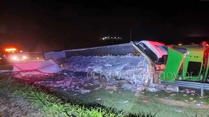 Caminhão carregado com frango tomba na região de Marília