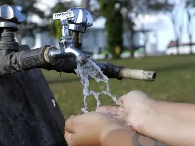 Rio de Janeiro completa uma semana sem água e abastecimento começa a retomar