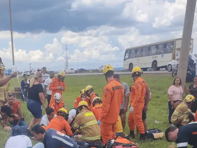 Acidente entre carro e micro-ônibus deixa feridos na BR-070 em Brasília