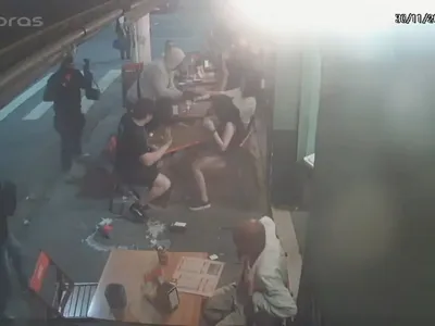 VÍDEO: criminosos encapuzados fazem arrastão em bar no Butantã, em SP