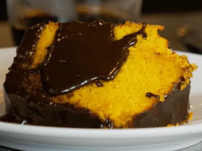 Bolo de cenoura com chocolate da Roberta Julião não tem erro; aprenda receita perfeita