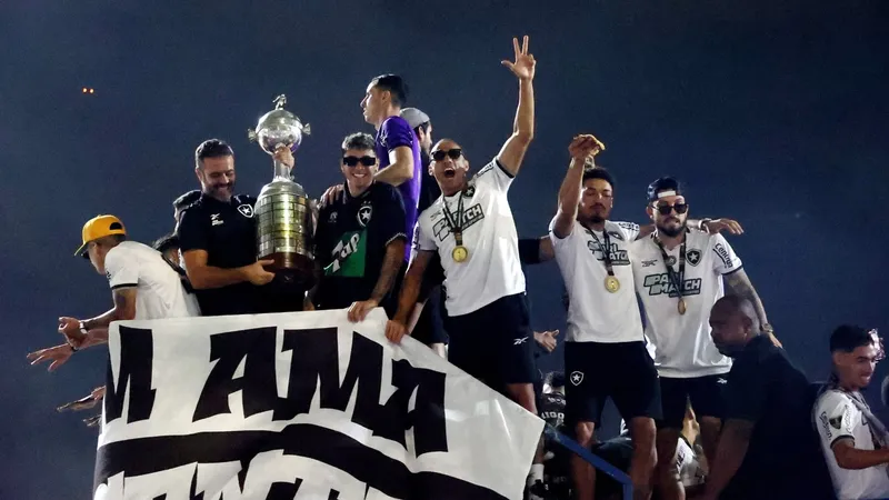 Botafogo comemora título da Libertadores no Rio de Janeiro; veja imagens