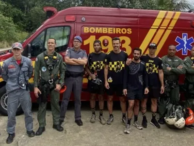 Veja o momento em que repórter da Band é resgatado em trilha no litoral de SP