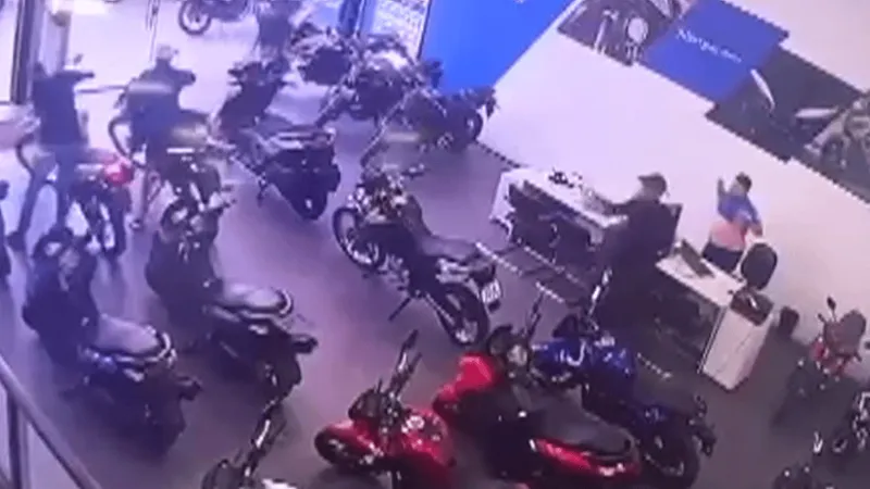 Quadrilha invade loja de motos e causa prejuízo de R$ 200 mil