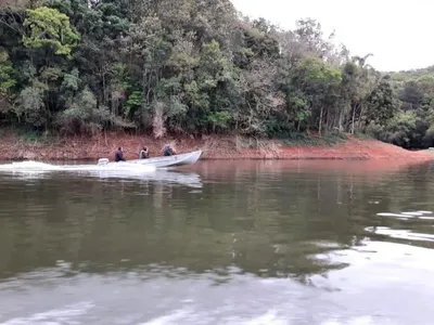 Bombeiros encontram corpo de jovem que desapareceu após bote virar na Represa do Capivari