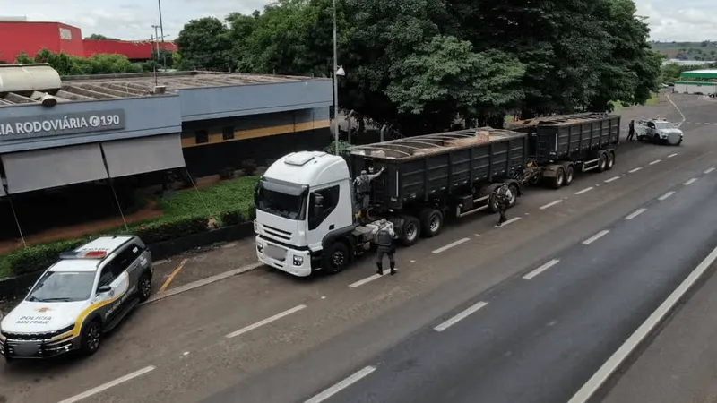 Carreta é apreendida com 350 mil maços de cigarros em Rio Preto