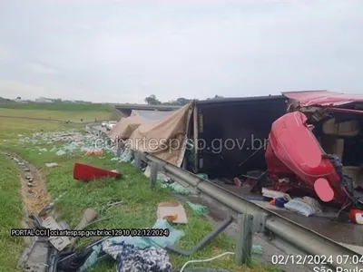 Carreta com garrafas de refrigerante e água tomba em rodovia de Sorocaba