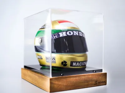 Mini capacete folheado a ouro é lançado em meio a projeção internacional de Ayrton Senna