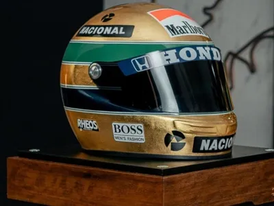 Senna terá réplica de capacete folheado a ouro lançada por R$ 14 mil