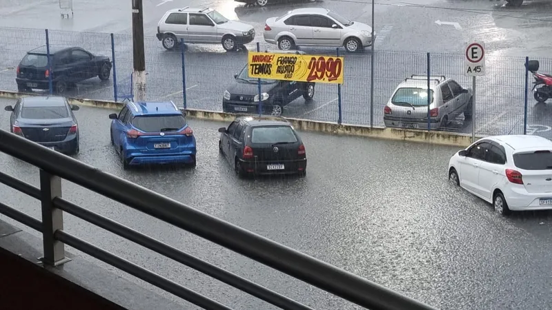 Fortes chuvas causam transtornos em Pindamonhangaba