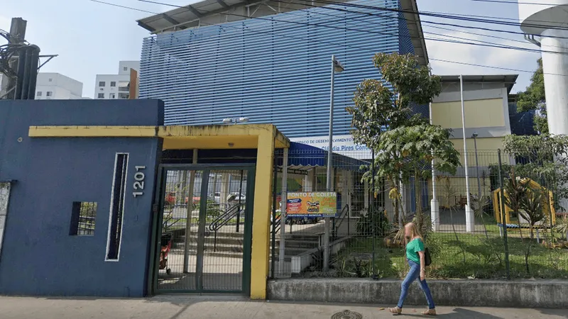 Escola na Zona Oeste está operando com luz de emergência após roubo de cabos