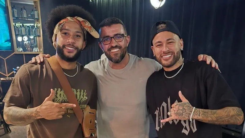 Neymar posa com Memphis e reage a pedido para jogar no Corinthians