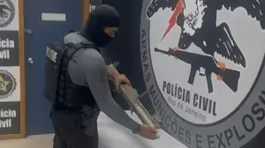 Polícia Civil apreende uma arma de guerra em apartamento em Jacarepaguá