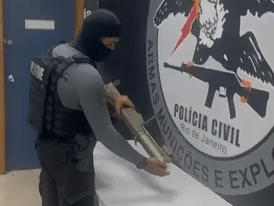 Polícia Civil apreende uma arma de guerra em apartamento em Jacarepaguá