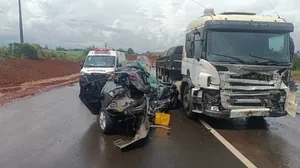 Motorista morre após carro ser atingido por carreta na Rodovia Miguel Jubran