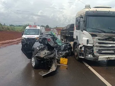 Motorista morre após carro ser atingido por carreta na Rodovia Miguel Jubran