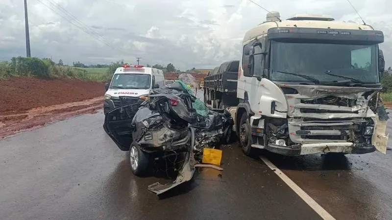 Motorista morre após carro ser atingido por carreta na Rodovia Miguel Jubran