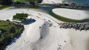 Moradores criticam baixa vazão na Lagoa de Itaipu, causada pela obstrução do canal