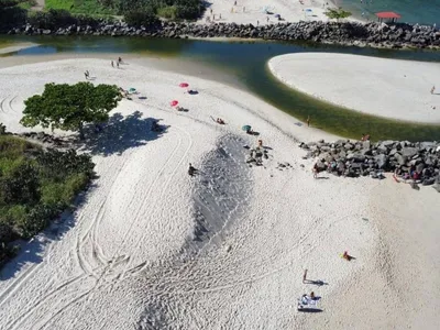 Moradores criticam baixa vazão na Lagoa de Itaipu, causada pela obstrução do canal