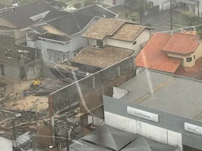 VÍDEO: Construção desaba dentro de casa em condomínio após fortes chuvas em Taubaté