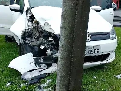 Crianças e mãe ficam feridas após carro bater contra poste em Caraguatatuba