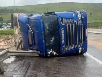 Caos na Dutra: acidente entre carreta e caminhão interdita faixas em Cachoeira Paulista